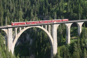 Der Bernina-Express im Kanton Graubünden