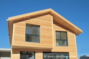 Ein Haus bauen: hier ist ein Holzhaus abgebildet als Beispiel