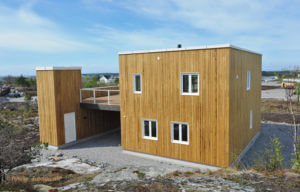 Ein Haus bauen: hier ist ein Holzhaus abgebildet als Beispiel