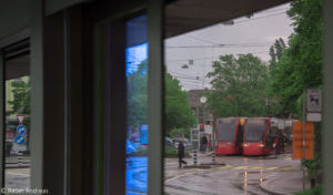 Schnappschuss Spiegelbild Tram Nr. 9 in Bern, Mai 2016